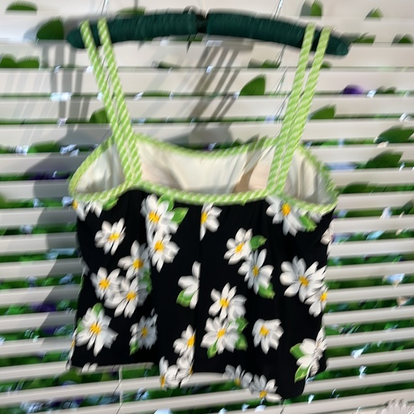Liz Claiborne daisy top with green gingham trim and built in shelf bra - Picture 3 of 6